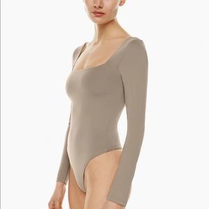Aritzia Babaton Contour Squareneck Longsleeve Bodysuit in Taupe, Small